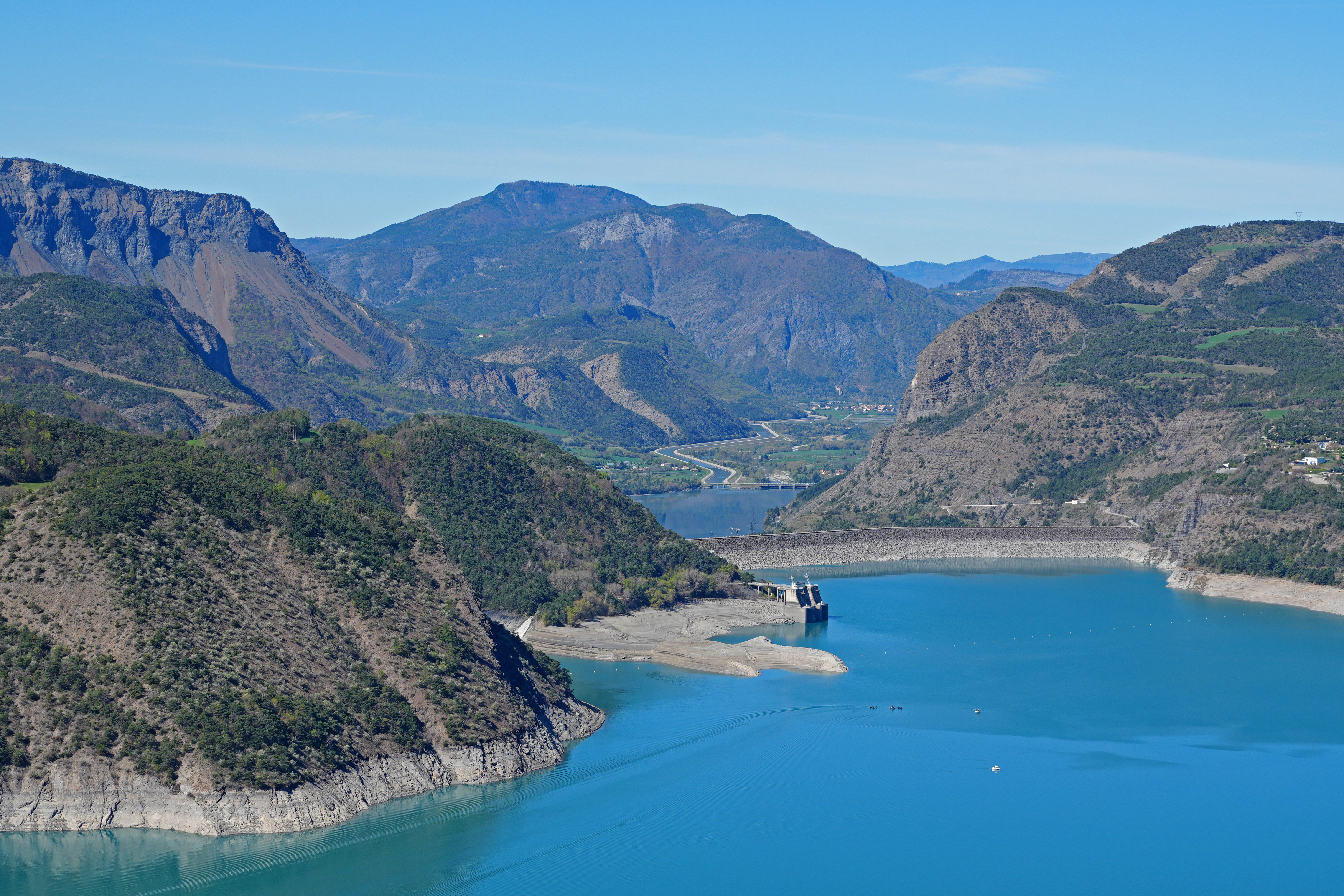 Le barrage de Serre-Ponçon, digue en remblai sur la Durance dans les Hautes-Alpes