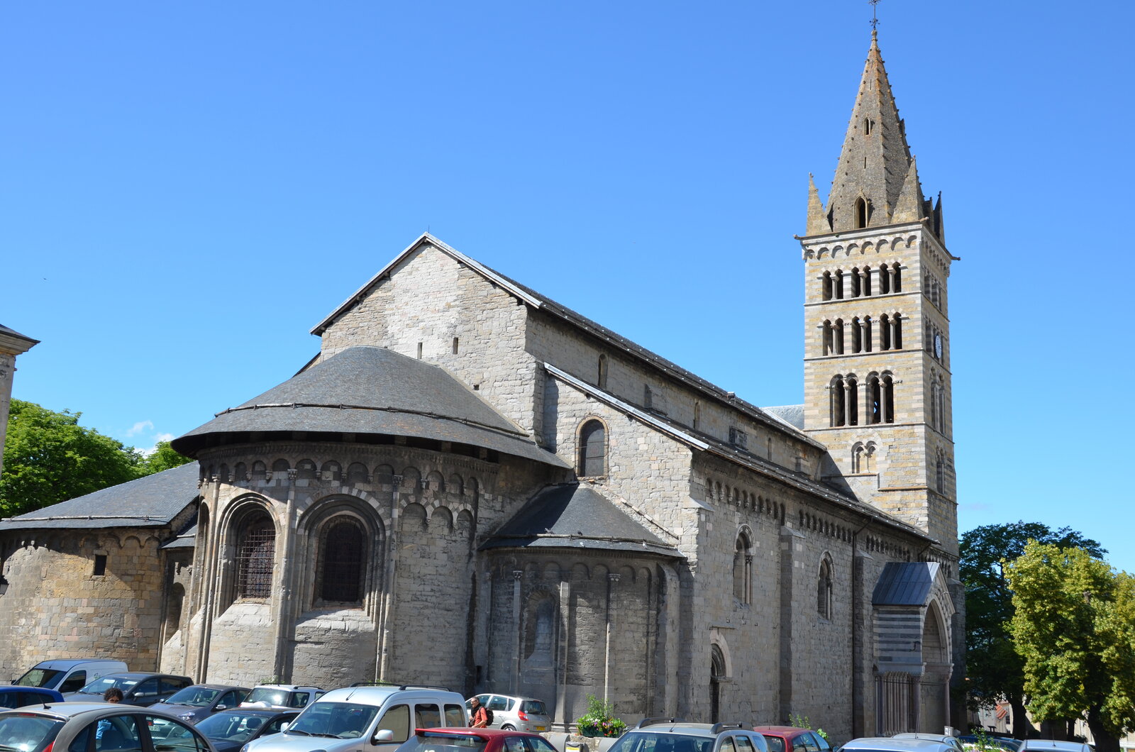 La cathédrale d'Embrun et les toits de la vieille ville