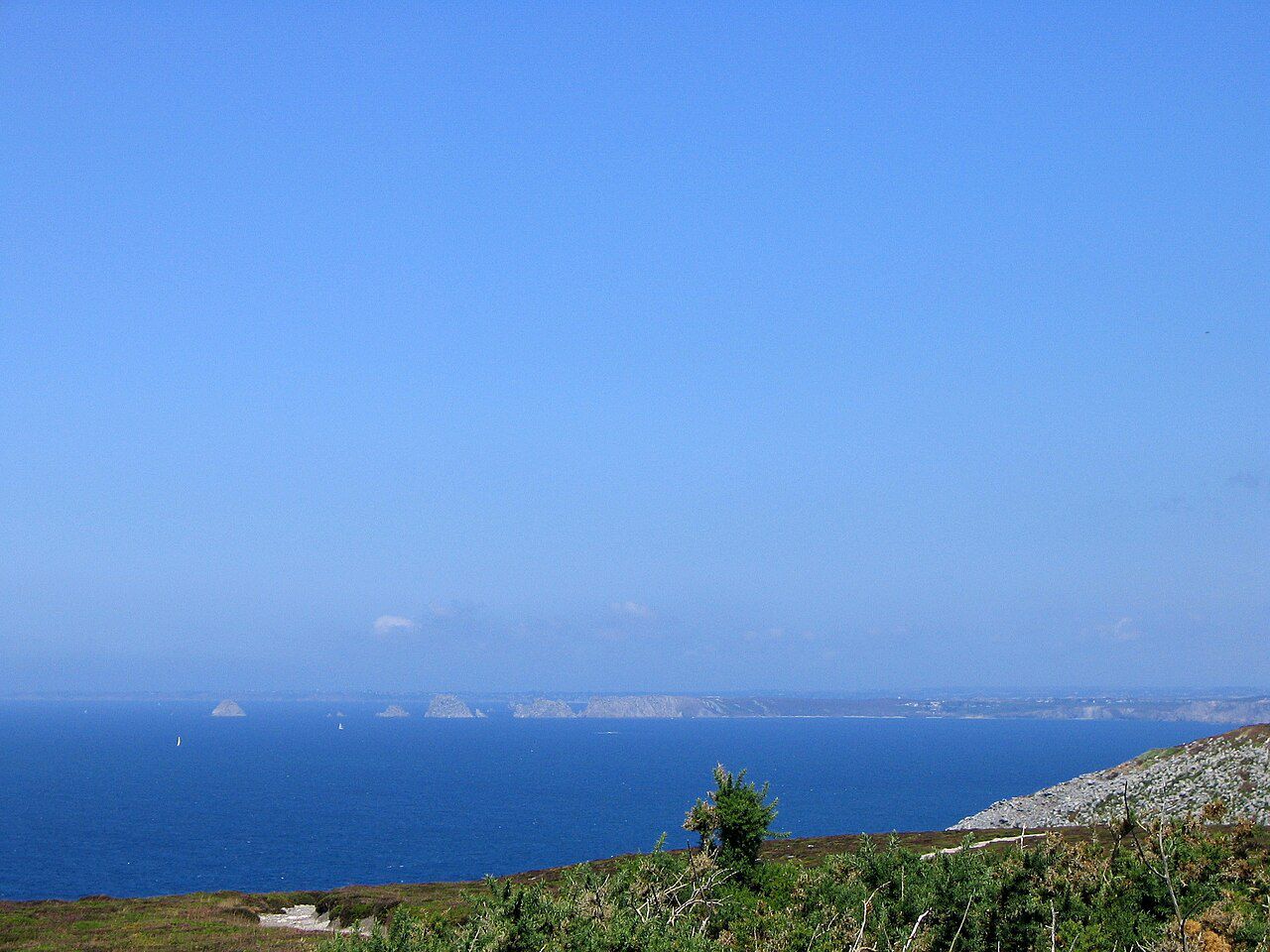 Les falaises et la lande du cap de la Chèvre