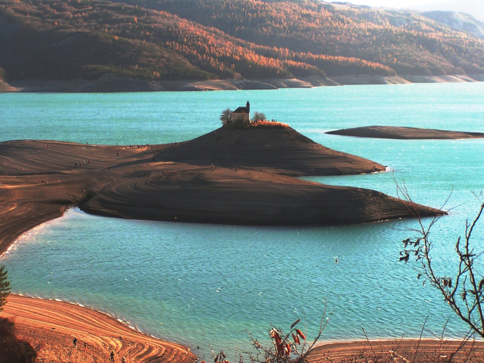 La chapelle Saint-Michel sur le lac, près de la baie de Chorges