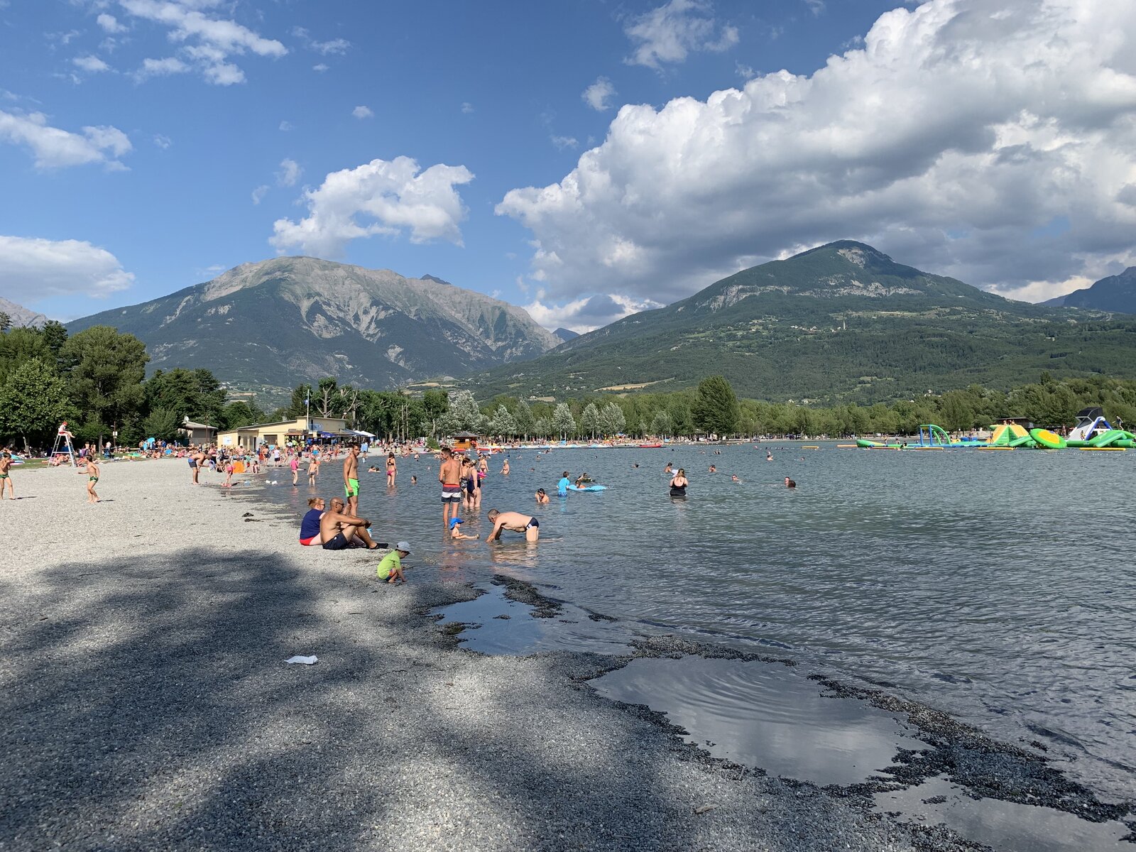 Le plan d'eau d'Embrun en été, plage et montagnes
