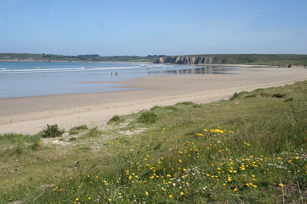 La plage de surf de Goulien dans l'anse de Dinan