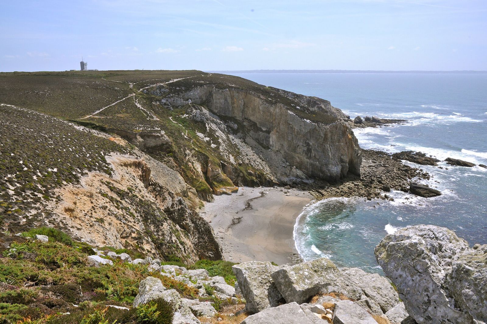 La lande et les falaises du Cap de la Chèvre, à l'extrémité sud de la presqu'île de Crozon