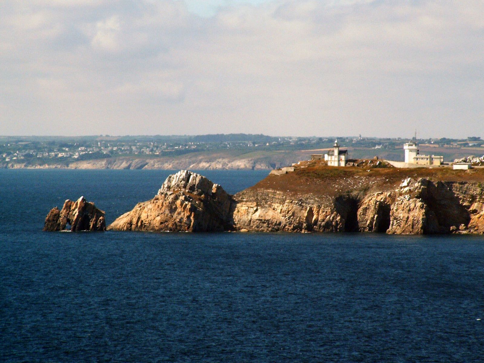 La pointe du Toulinguet et sa tour, sur la boucle des Trois Pointes à Crozon