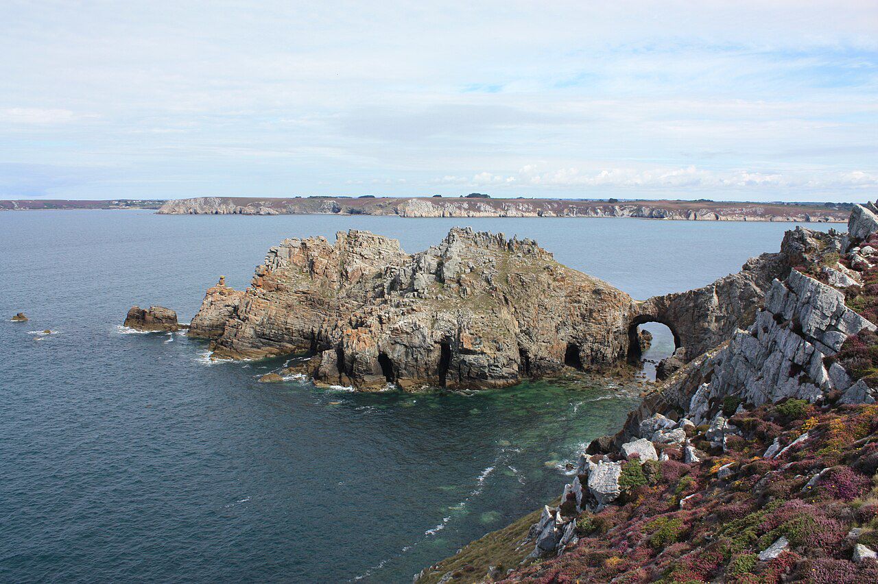 La pointe de Dinan et son château de grès, presqu'île de Crozon