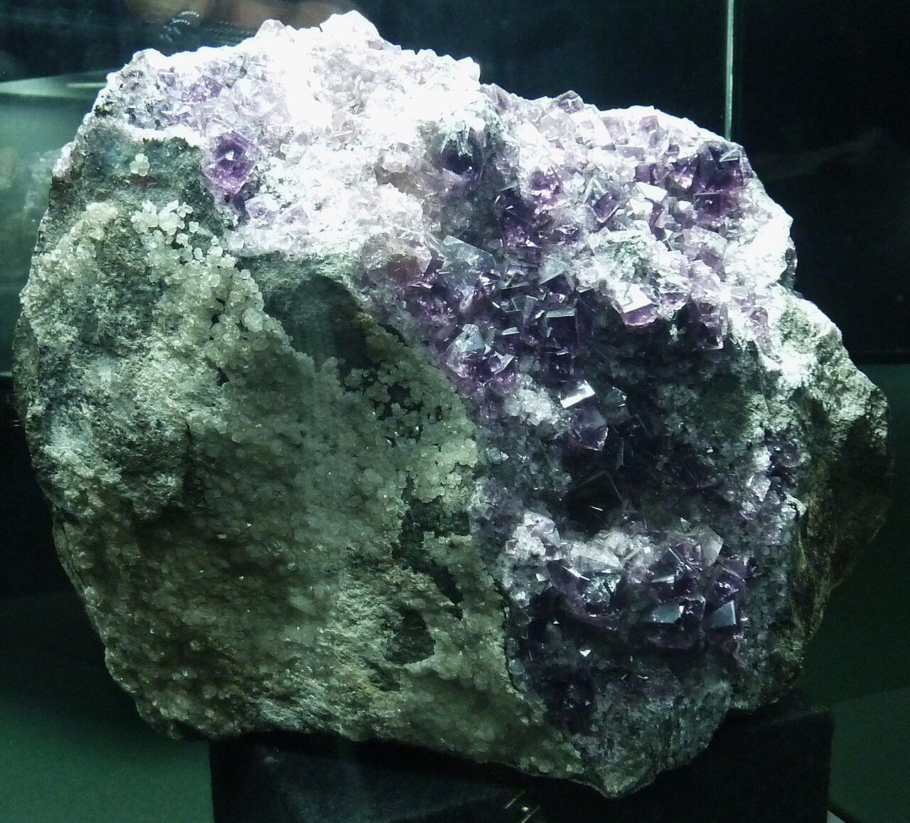 Fluorite verte exposée à la Maison des Minéraux de Crozon
