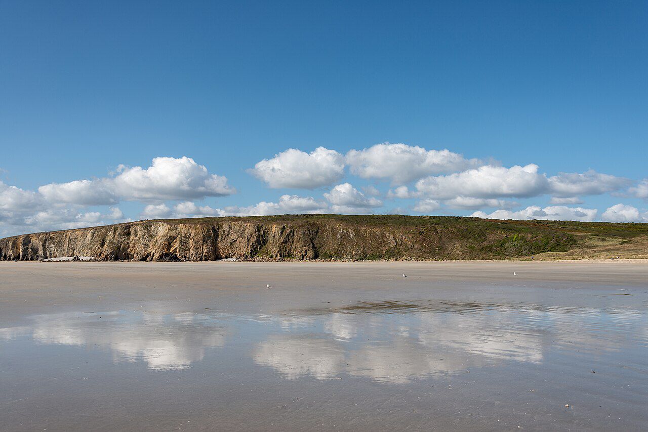 La plage de Kersiguenou dans son cadre naturel