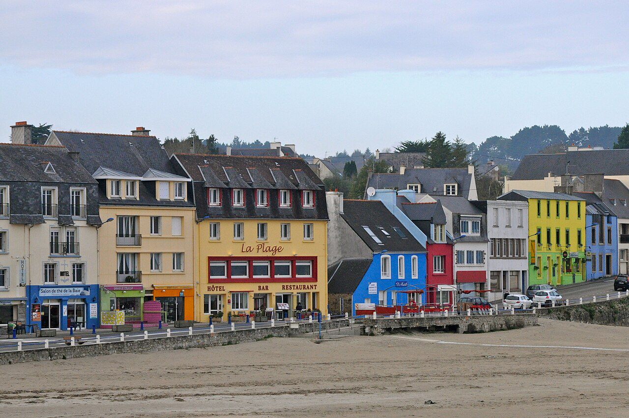 Le front de mer de Morgat, plage et villas