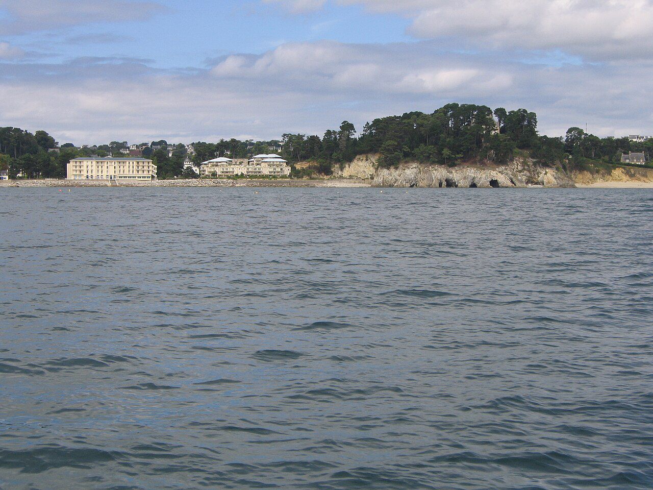 Les grottes marines de Morgat, grès armoricain ocre et rouge