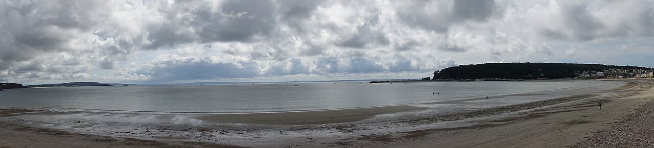 La grande plage de sable de Morgat
