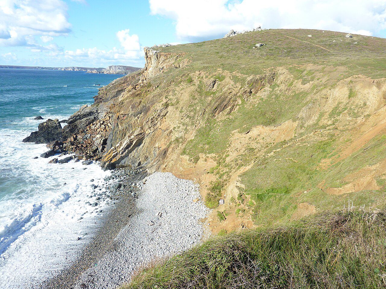 La falaise et la plage sauvage de Lostmarc'h