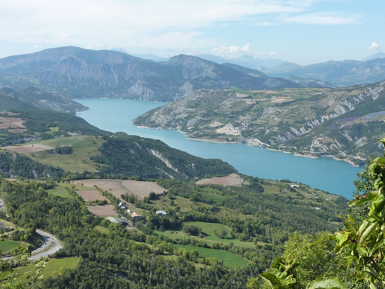 Le village de Saint-Vincent-les-Forts au-dessus du lac de Serre-Ponçon