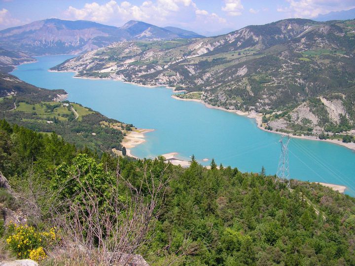 Saint-Vincent-les-Forts : le fort de Vauban et son panorama sur le lac