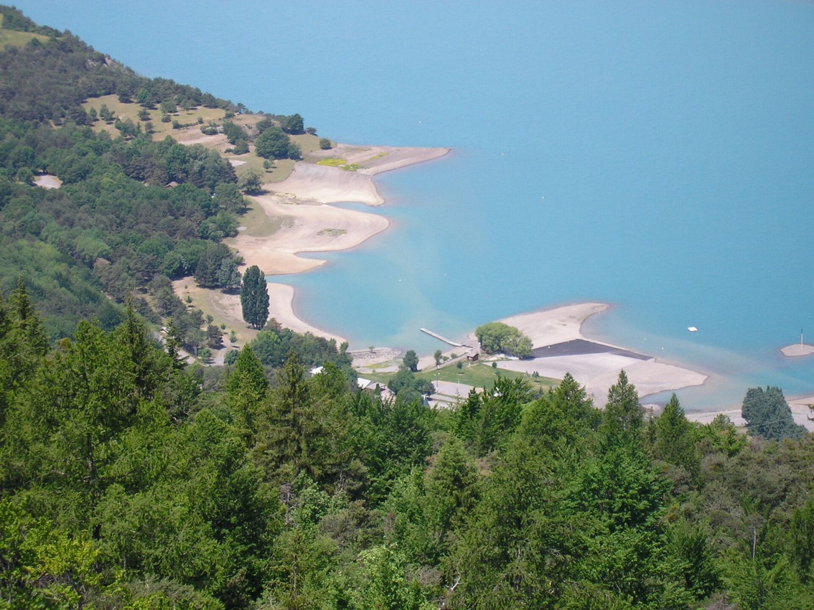 La plage de Saint-Vincent-les-Forts au bord du lac de Serre-Ponçon