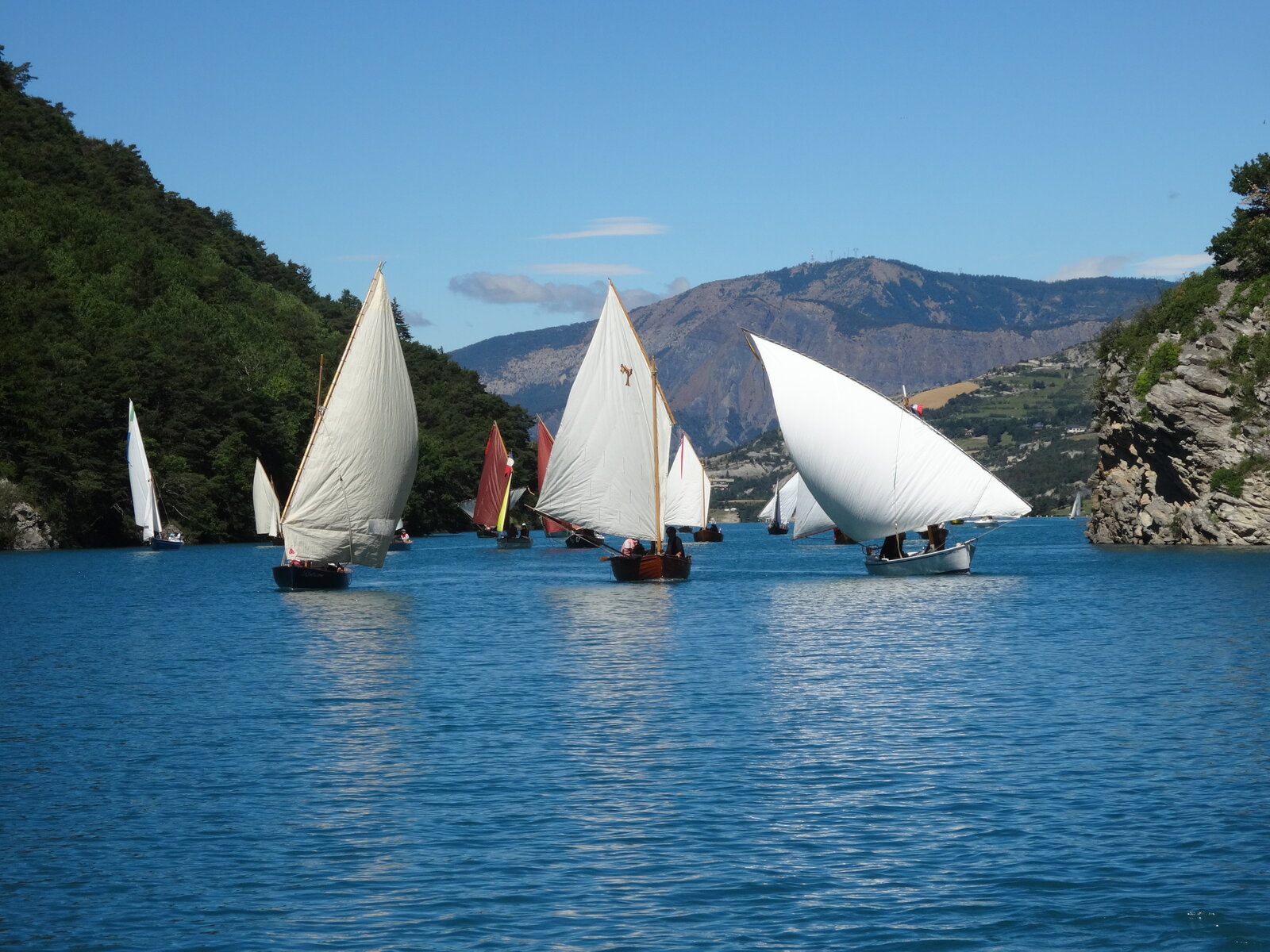 Voiliers sur le lac de Serre-Ponçon lors des Voiles d'en-haut