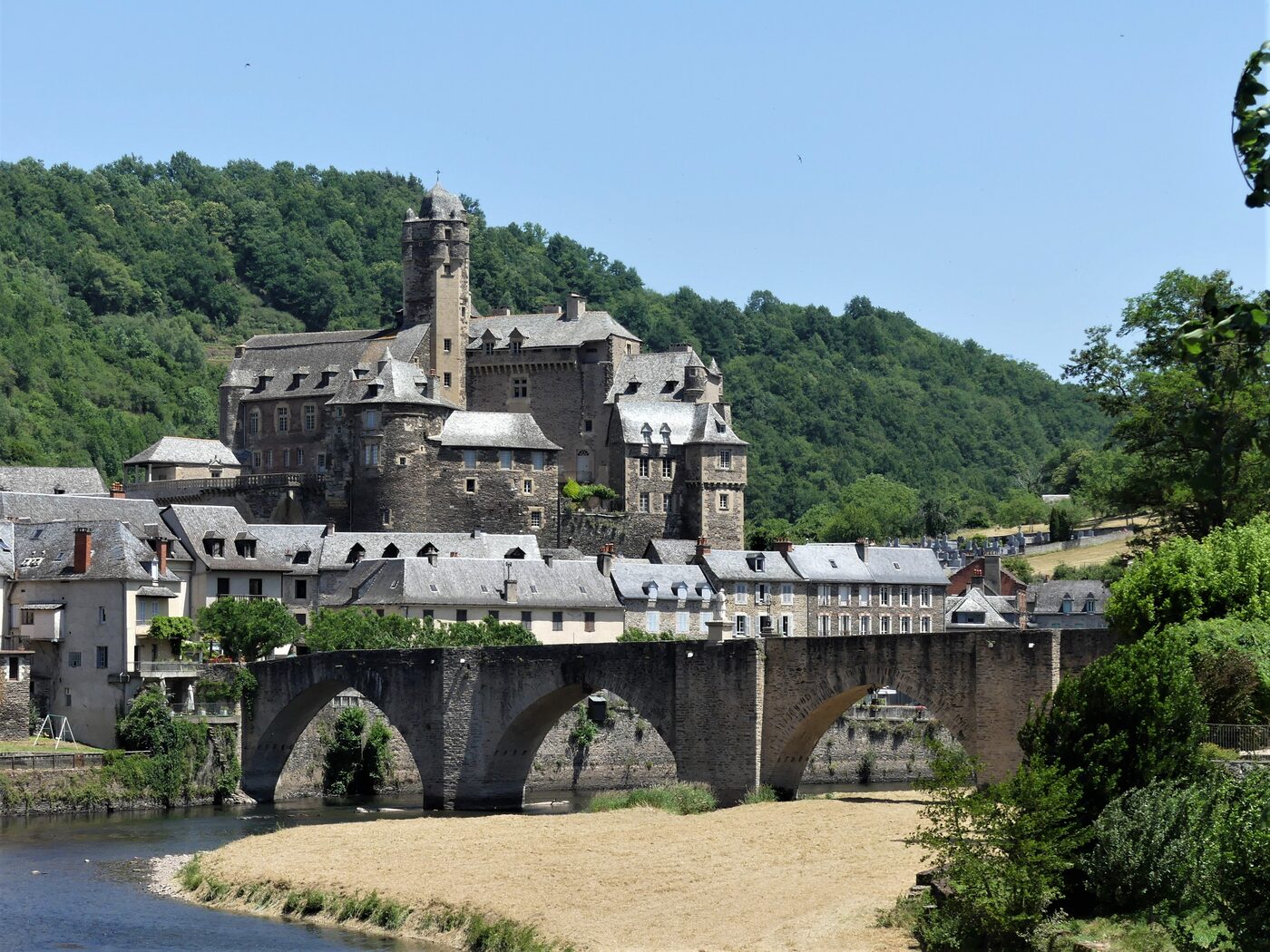 Le château et le vieux pont d'Estaing sur le Lot