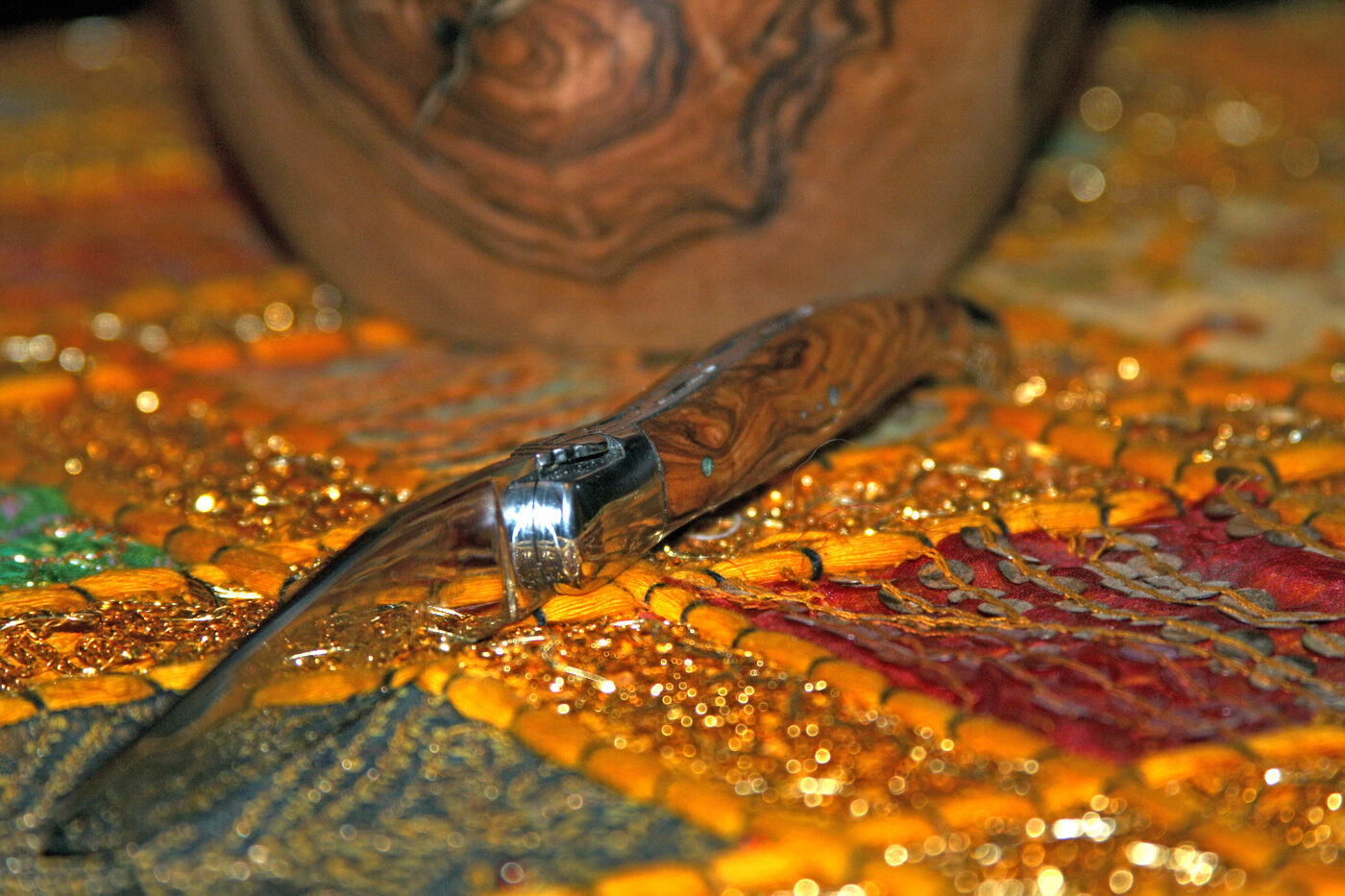 Un couteau de Laguiole avec sa mouche sur le ressort