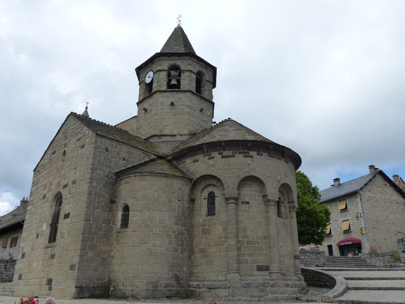 L'église romane Sainte-Marie de Nasbinals sur le plateau de l'Aubrac