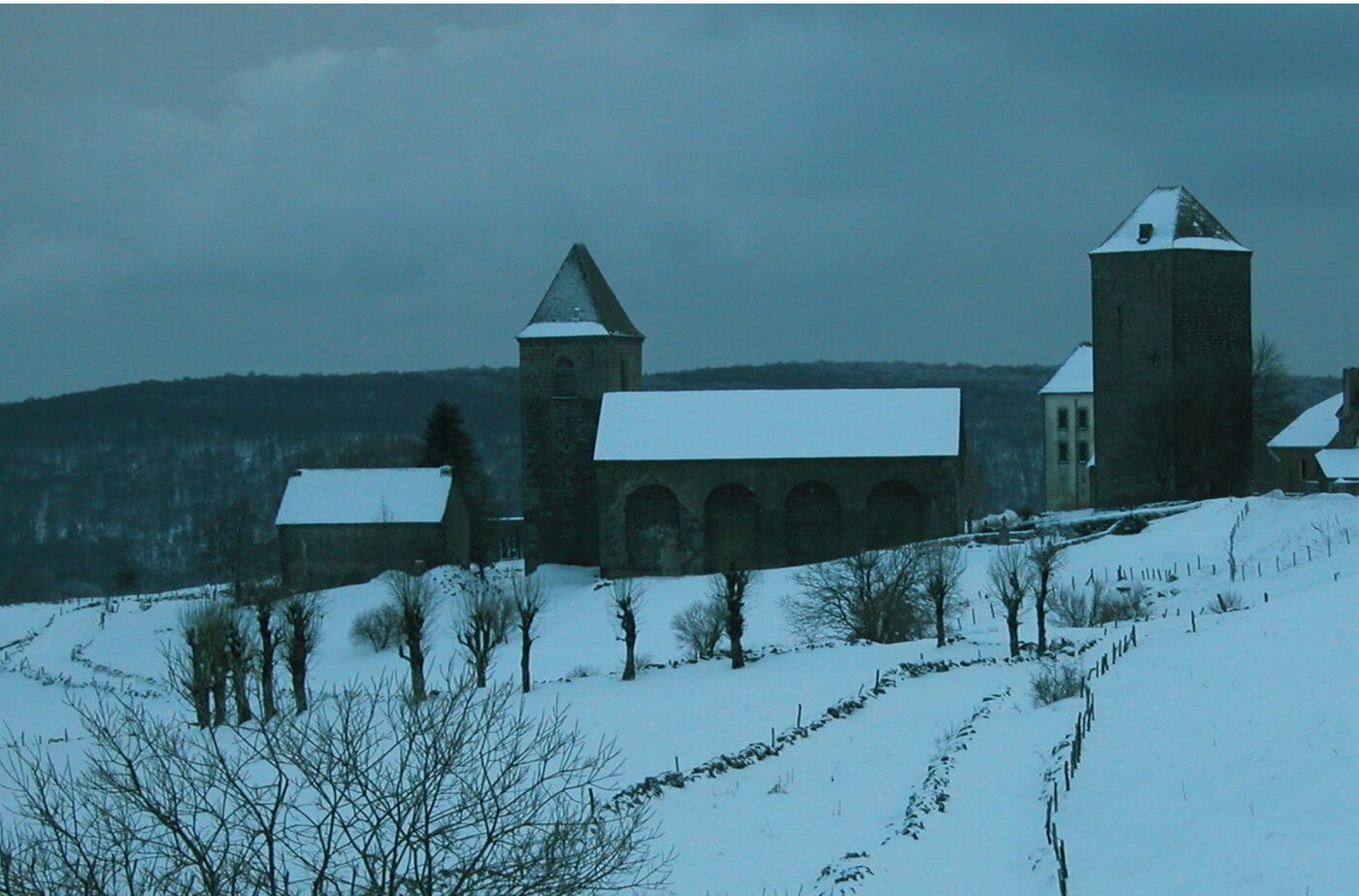 L'église et la tour des Anglais du village d'Aubrac