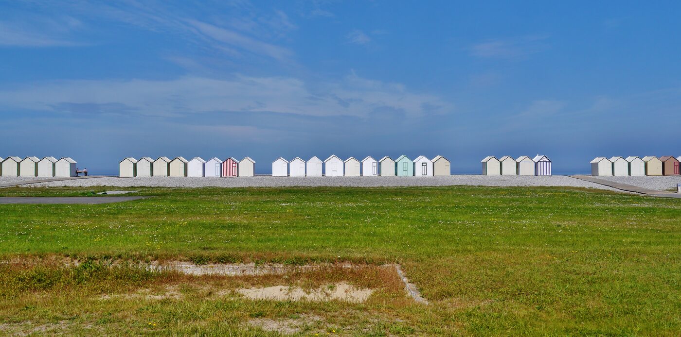 Les cabines de plage colorées le long du chemin de planches de Cayeux-sur-Mer, en Baie de Somme