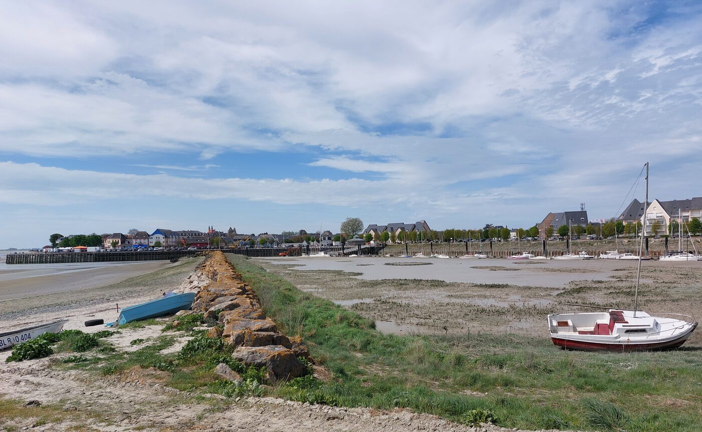 La ville du Crotoy et son port vus à travers la Baie de Somme à marée basse