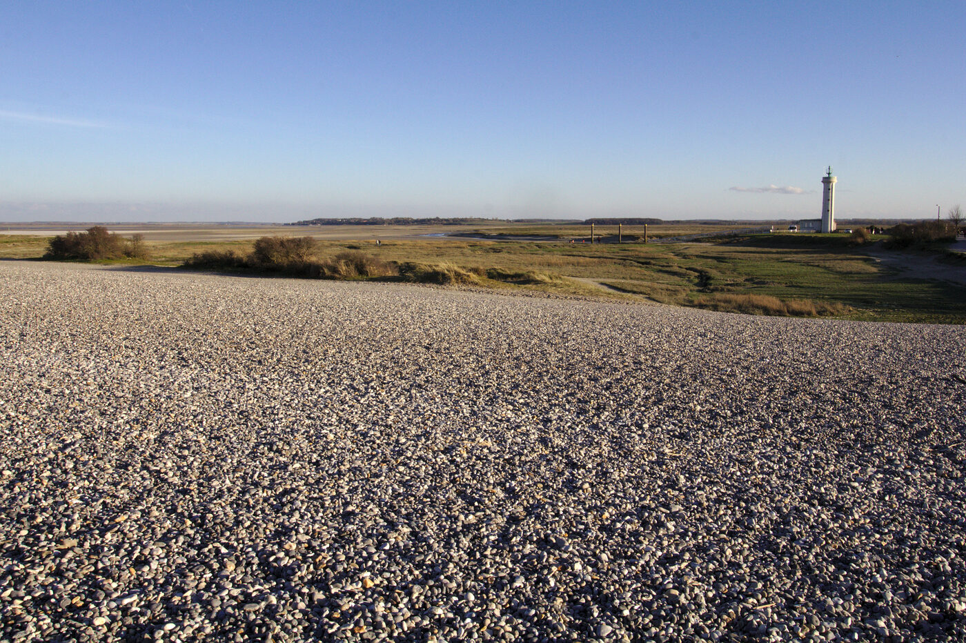 La pointe de galets du Hourdel et son phare blanc, à l'entrée de la Baie de Somme