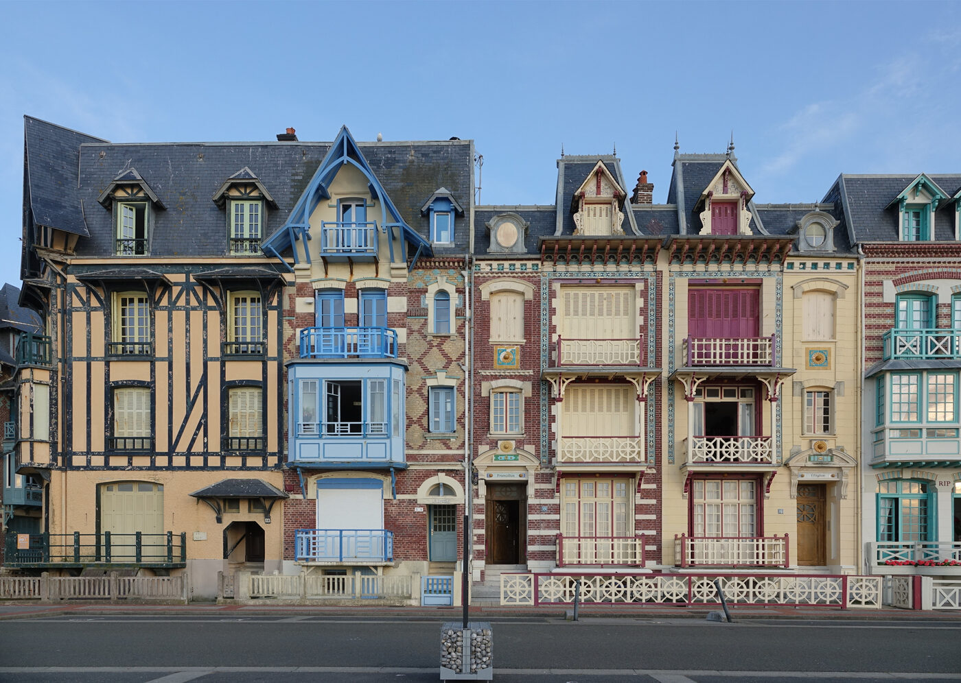 Les villas Belle Époque aux façades polychromes de Mers-les-Bains, au sud de la Baie de Somme