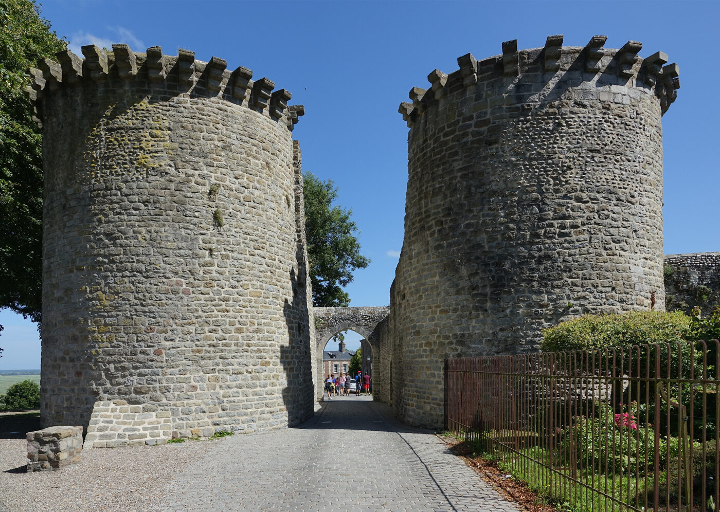 La Porte Guillaume et ses tours médiévales à l'entrée de la ville haute de Saint-Valery-sur-Somme, en Baie de Somme