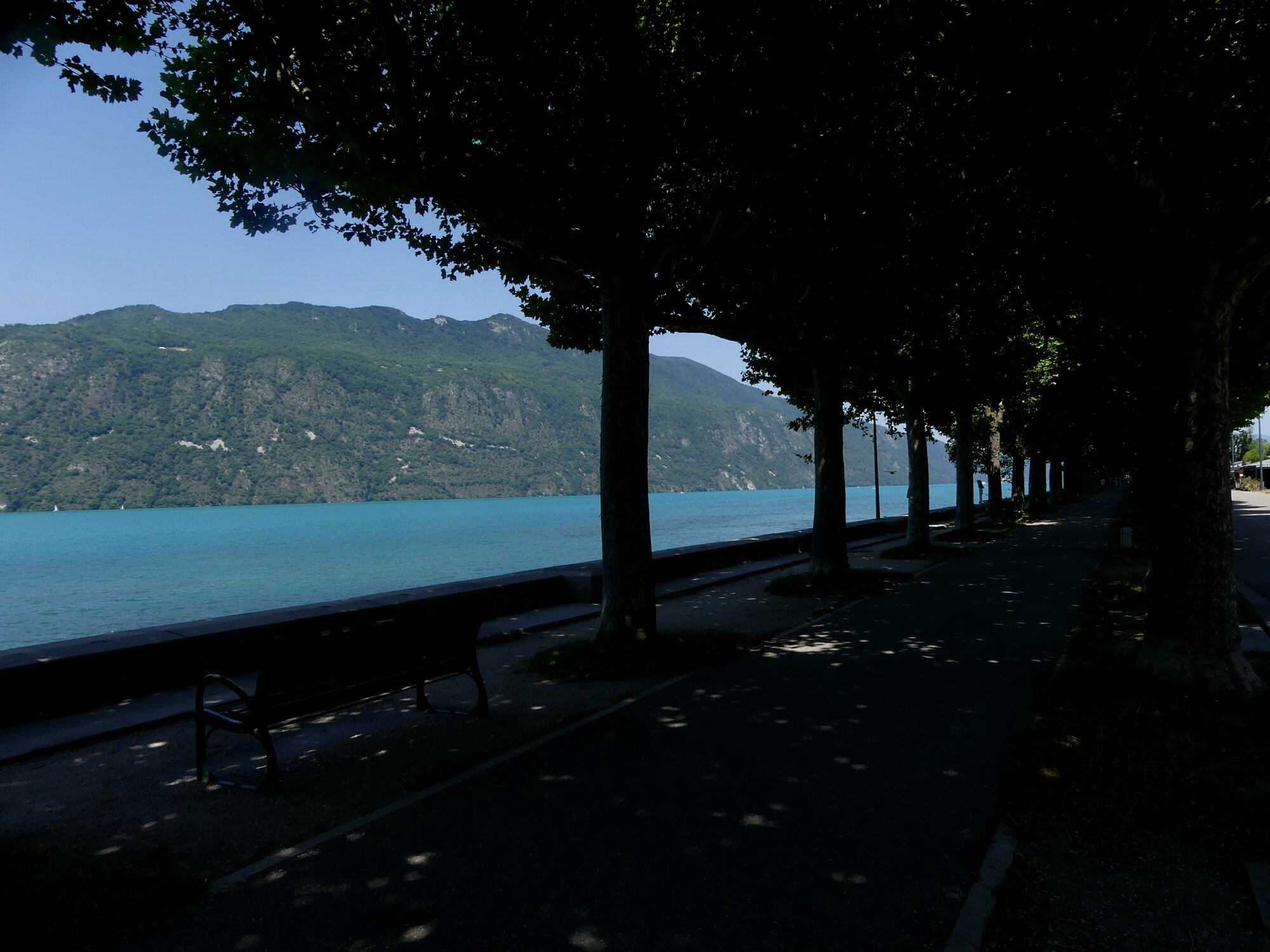 Esplanade et bord du lac à Aix-les-Bains sur le lac du Bourget