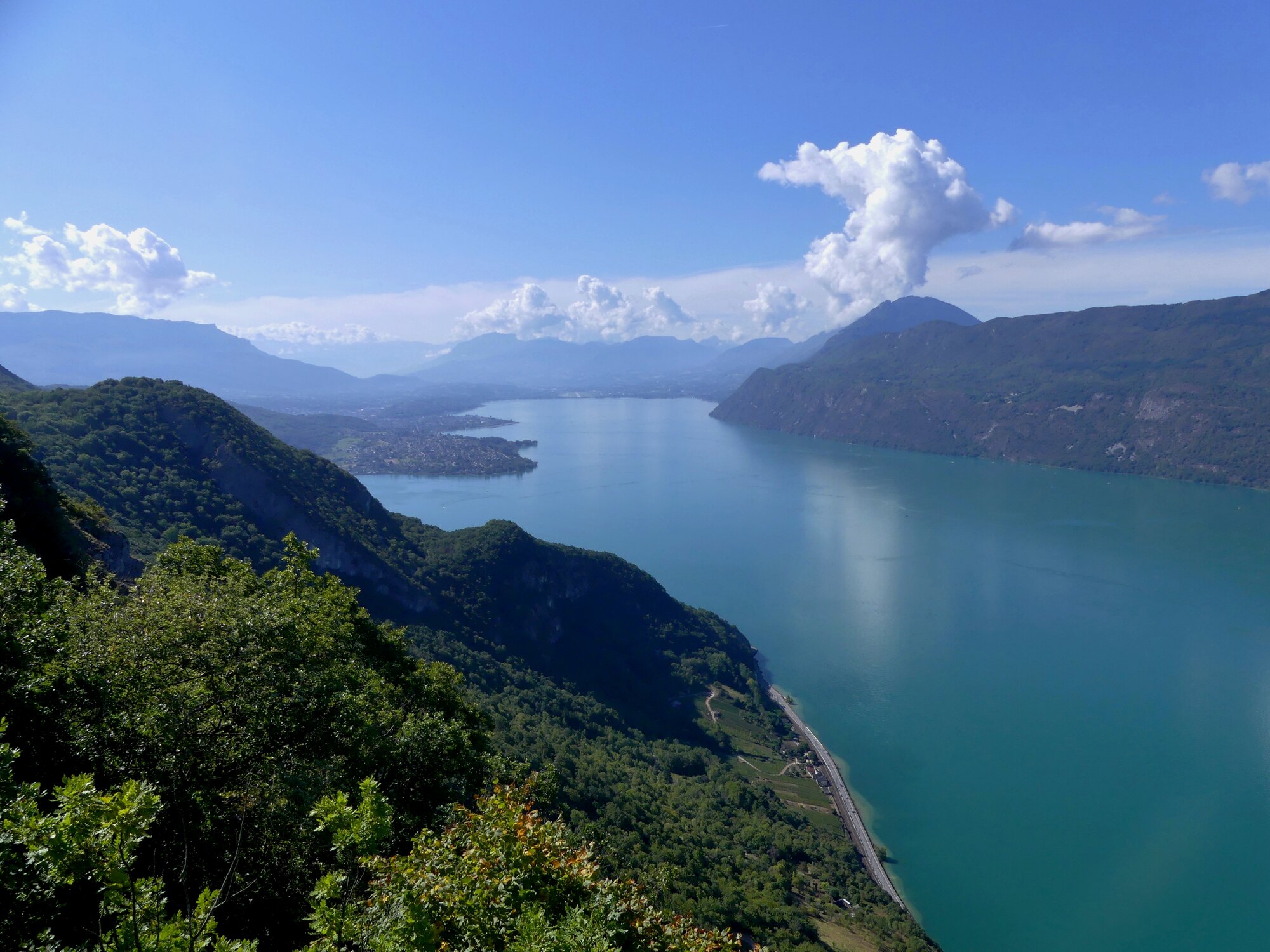Vue plongeante sur le lac du Bourget depuis le belvédère de la Chambotte