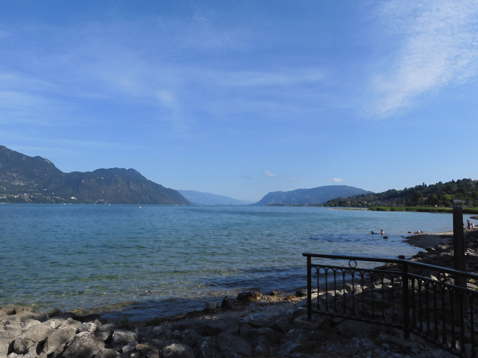 Rive sud du lac du Bourget et ses eaux