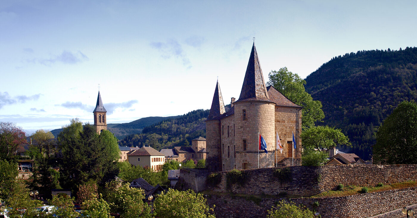 Le château de Florac et le clocher de l'église au pied du causse Méjean, capitale du Parc national des Cévennes