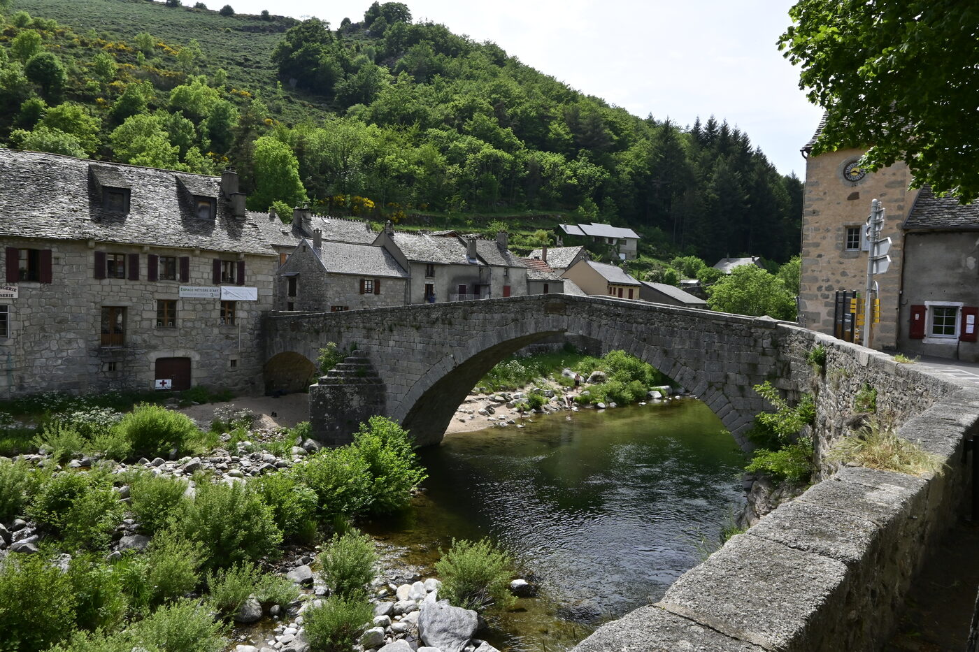 Le vieux pont en dos d'âne du Pont-de-Montvert enjambant le Tarn, sur le versant sud du mont Lozère
