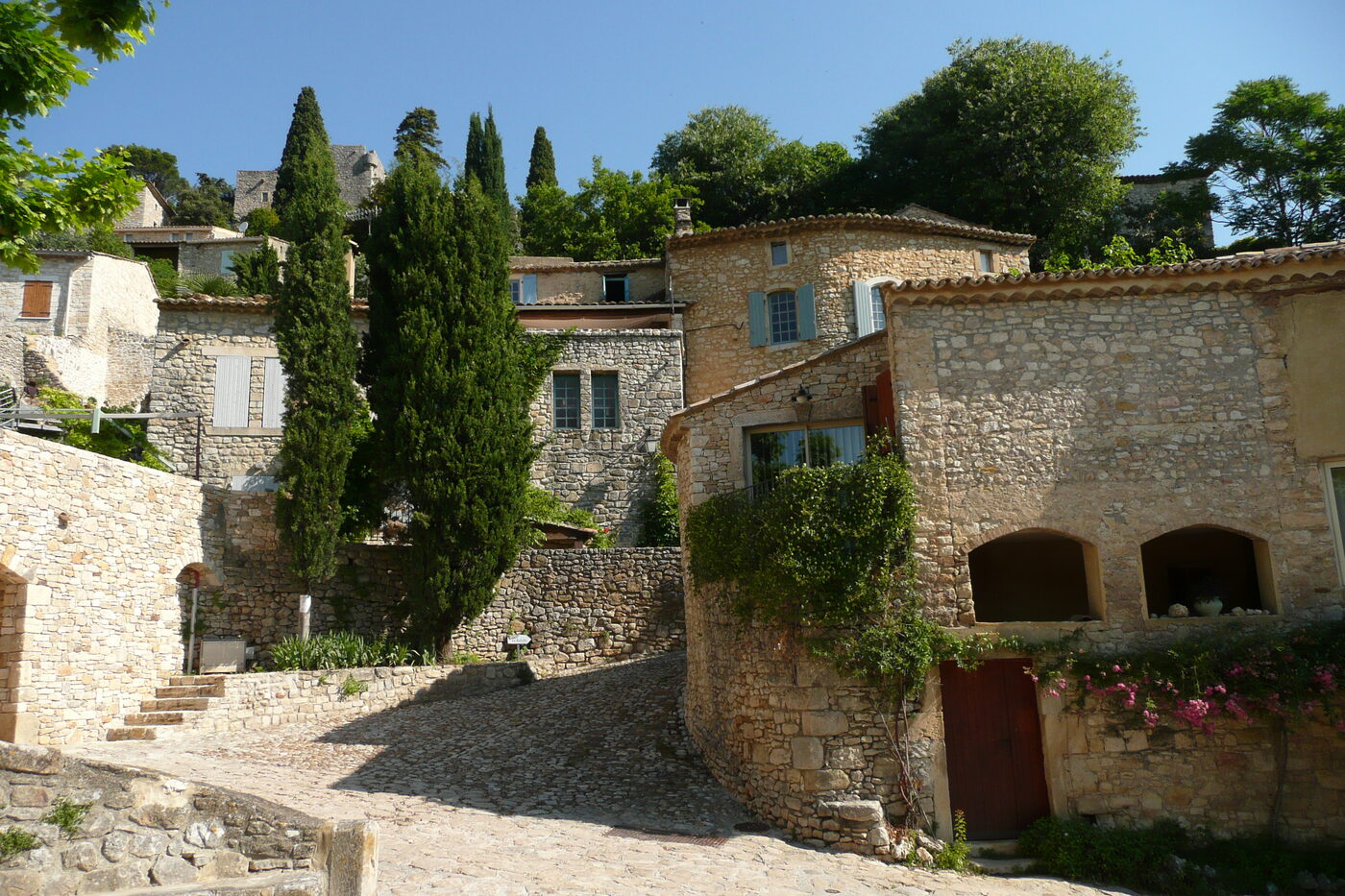 Ruelle pavée du village perché de La Roque-sur-Cèze, aux maisons de pierre, dans le Gard