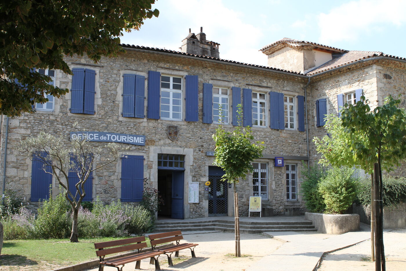 Une place ombragée de Saint-Jean-du-Gard, terminus du chemin de Stevenson dans le Gard