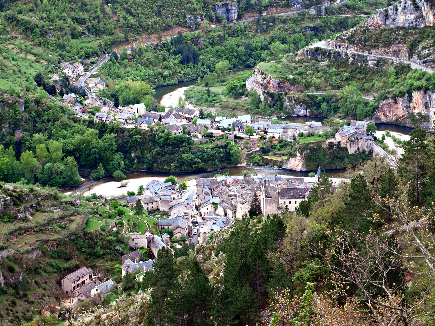Le village de Sainte-Énimie blotti dans un méandre des gorges du Tarn, en Lozère
