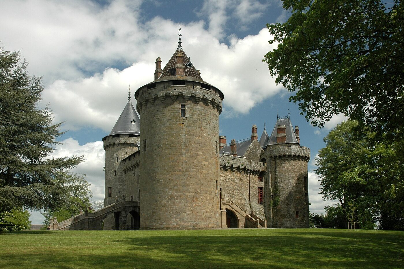Le château de Combourg et ses grosses tours coiffées de toits en poivrière, en Ille-et-Vilaine