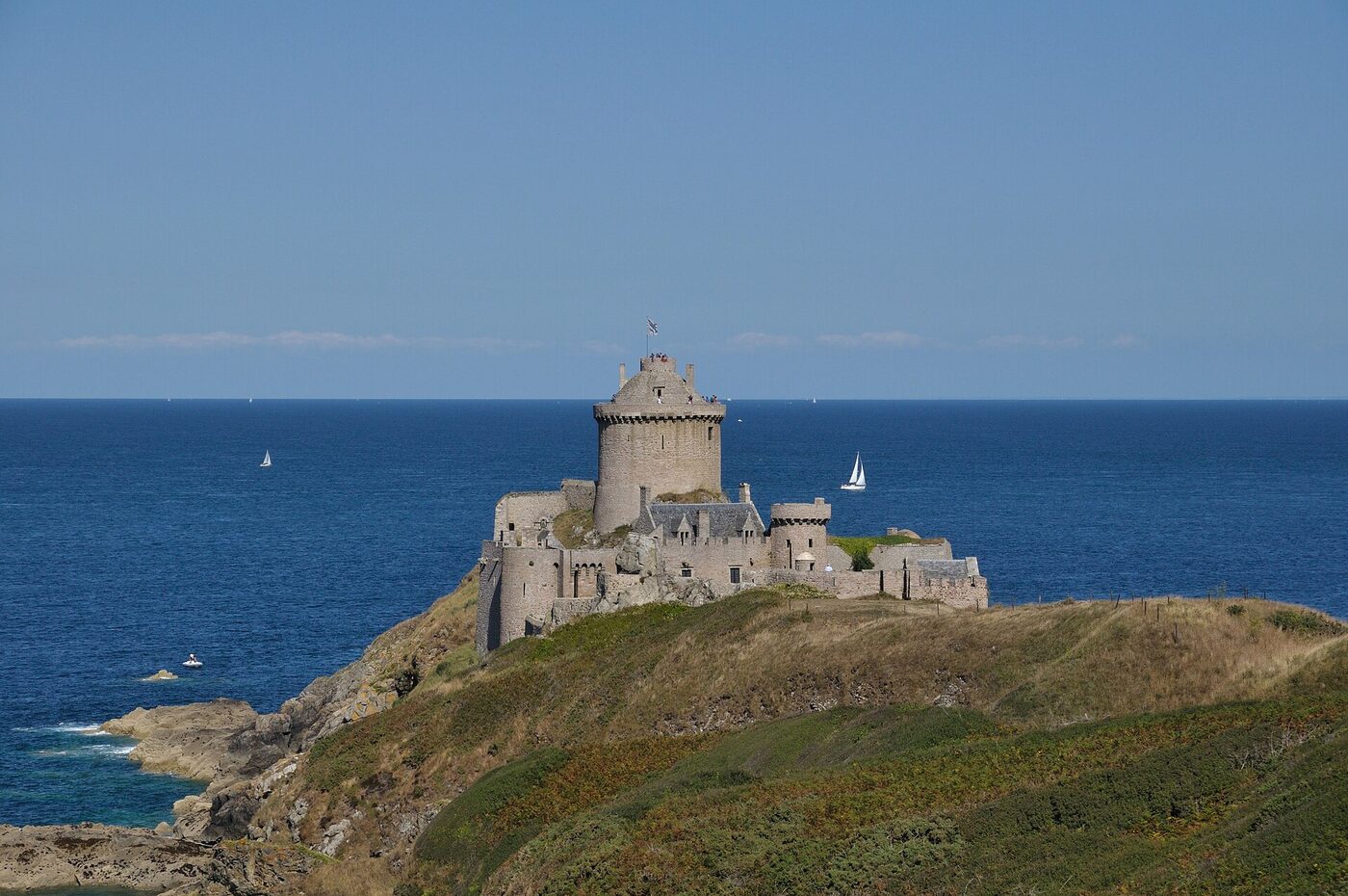 Le donjon de Fort la Latte dressé sur son cap rocheux, en bord de mer à Plévenon dans les Côtes-d'Armor