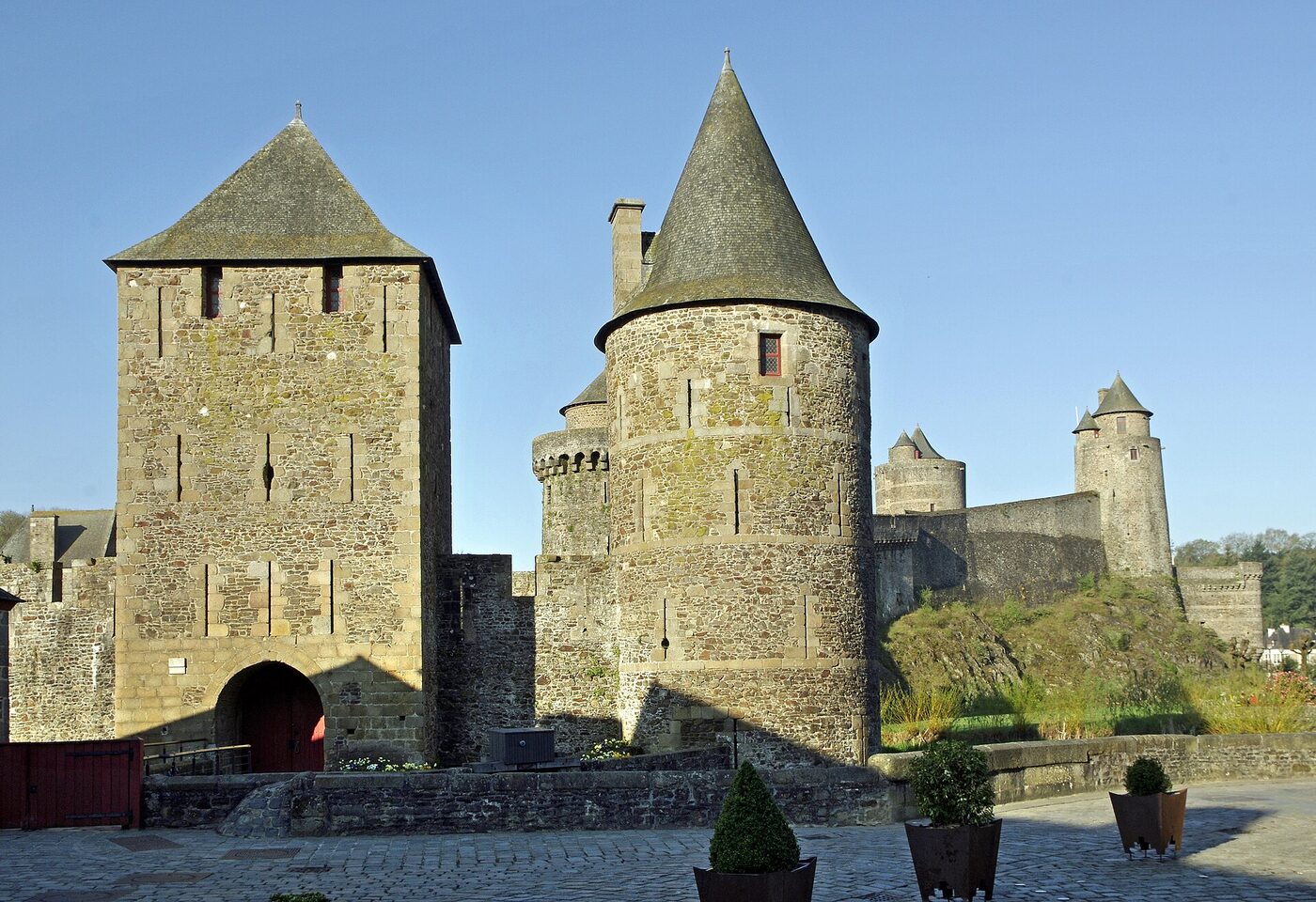La forteresse médiévale de Fougères et ses remparts vus depuis la ville, en Ille-et-Vilaine