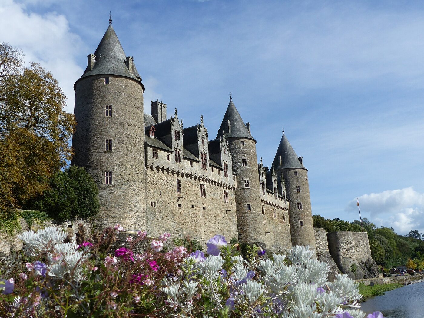 La façade sud du château de Josselin et ses tours se reflétant dans l'Oust, dans le Morbihan