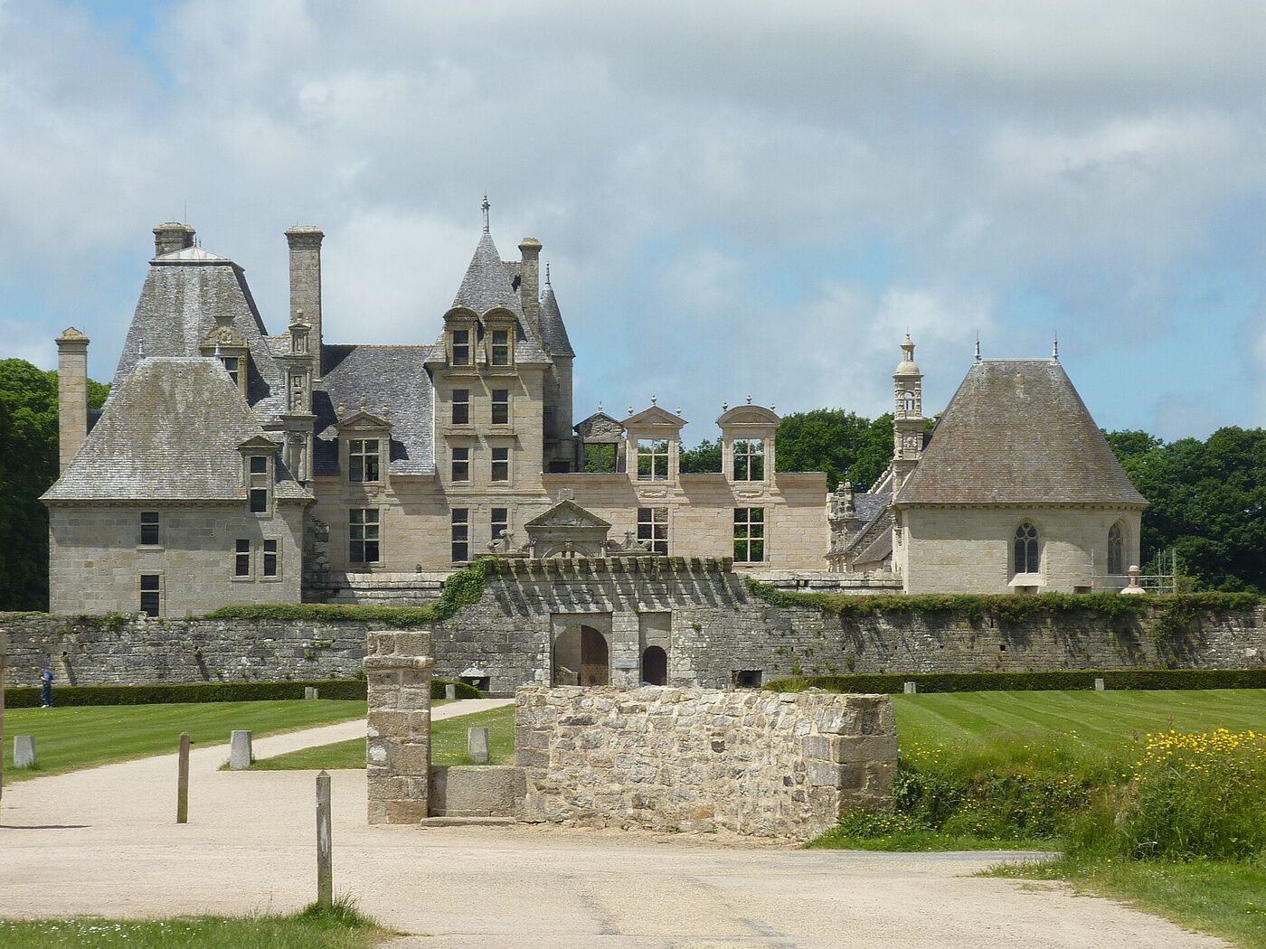 L'enceinte Renaissance en granit du château de Kerjean, à Saint-Vougay dans le Finistère