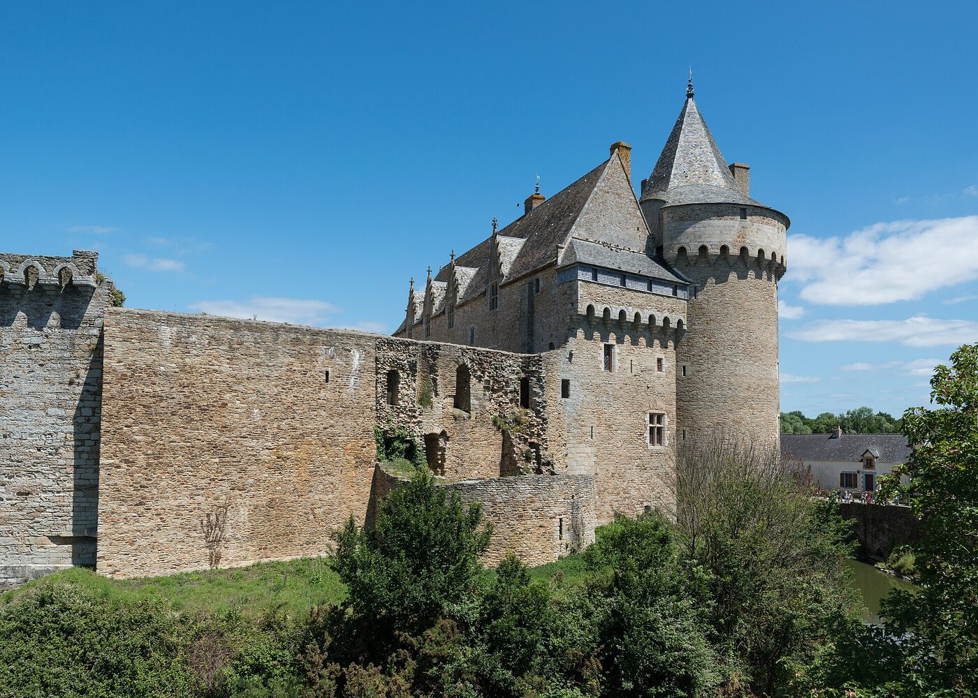 Le château de Suscinio et ses tours entourées de douves, sur la presqu'île de Rhuys à Sarzeau