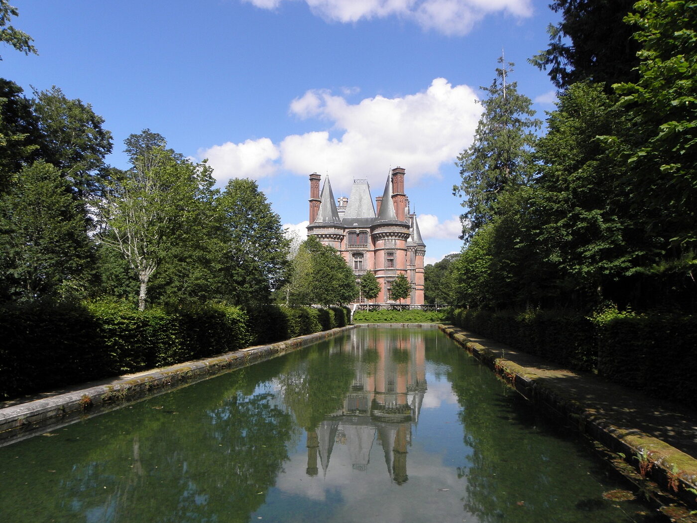 La façade néogothique en pierre rose du château de Trévarez, à Saint-Goazec dans le Finistère