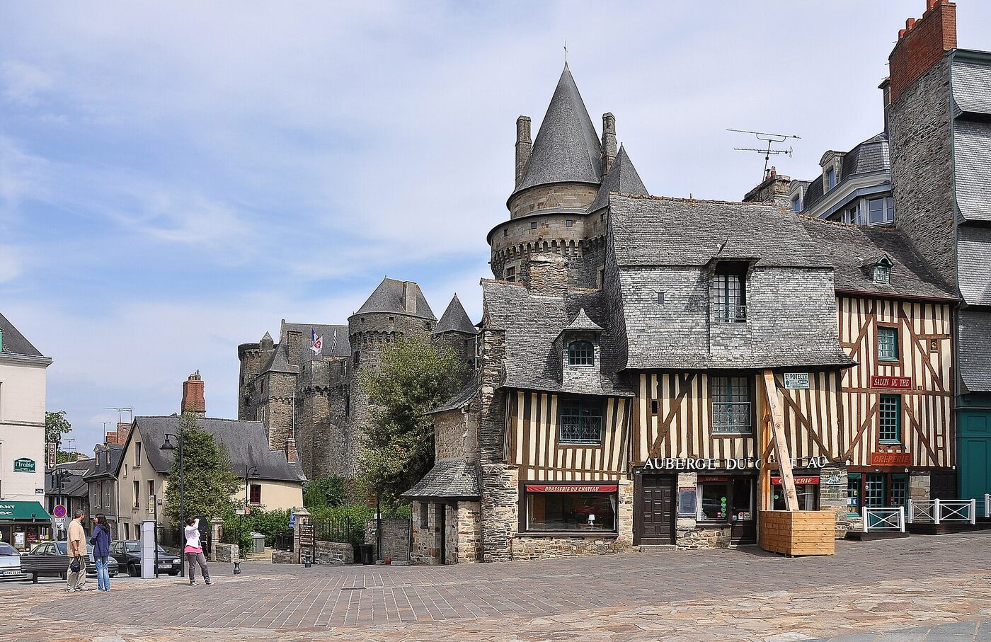 Le château de Vitré à plan triangulaire et ses tours à toits pointus, en Ille-et-Vilaine