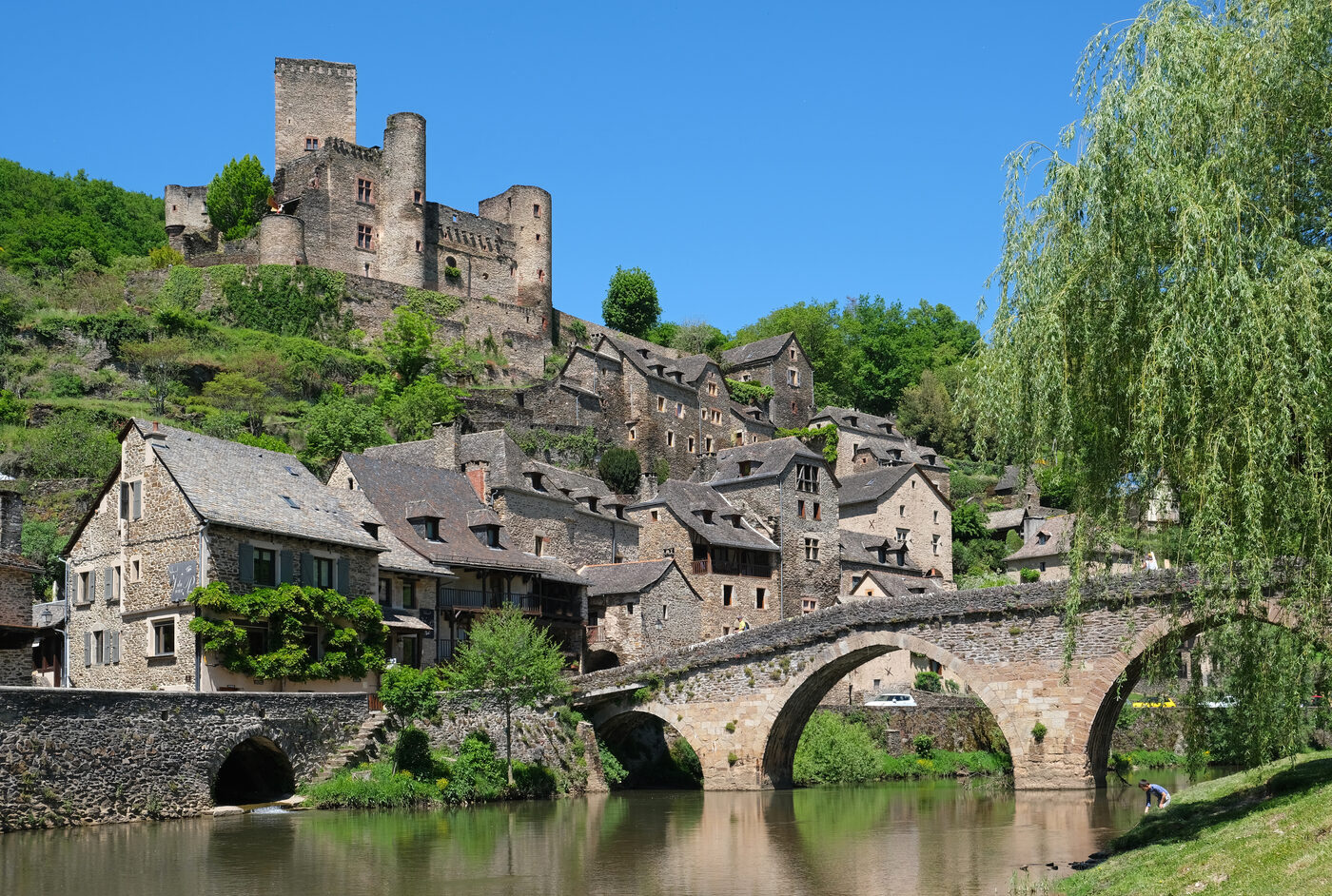 Le chateau et le vieux pont de Belcastel sur l'Aveyron