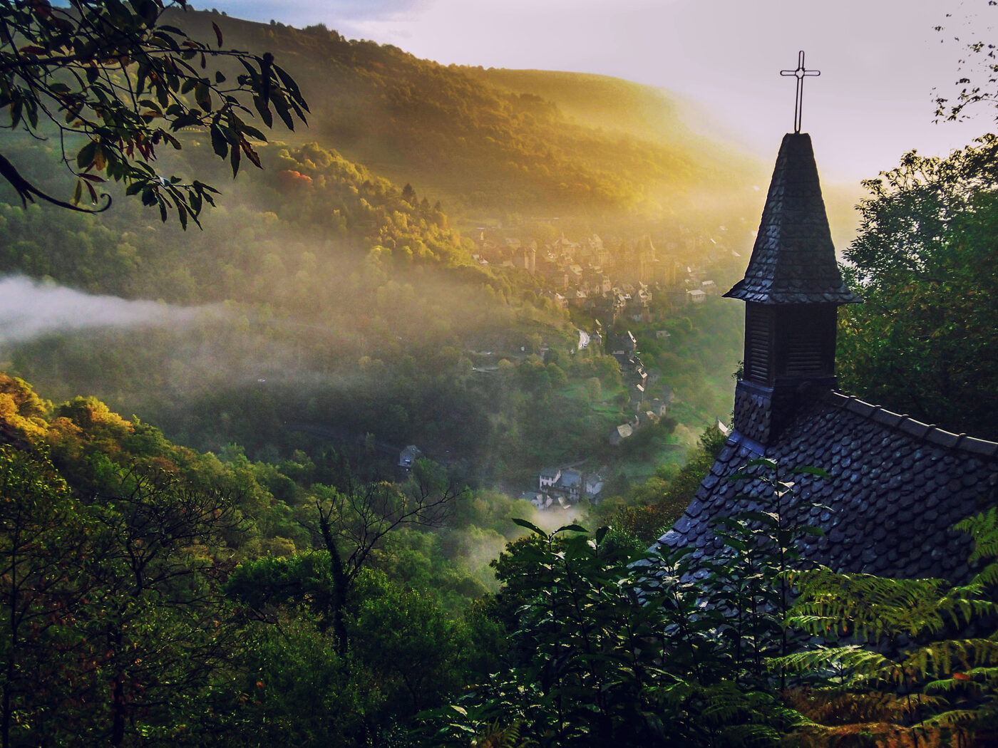 Le village de Conques dans l'Aveyron au petit matin