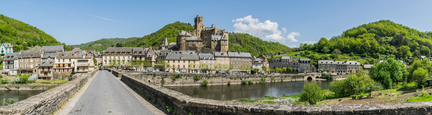 Vue panoramique d'Estaing et de son chateau au bord du Lot