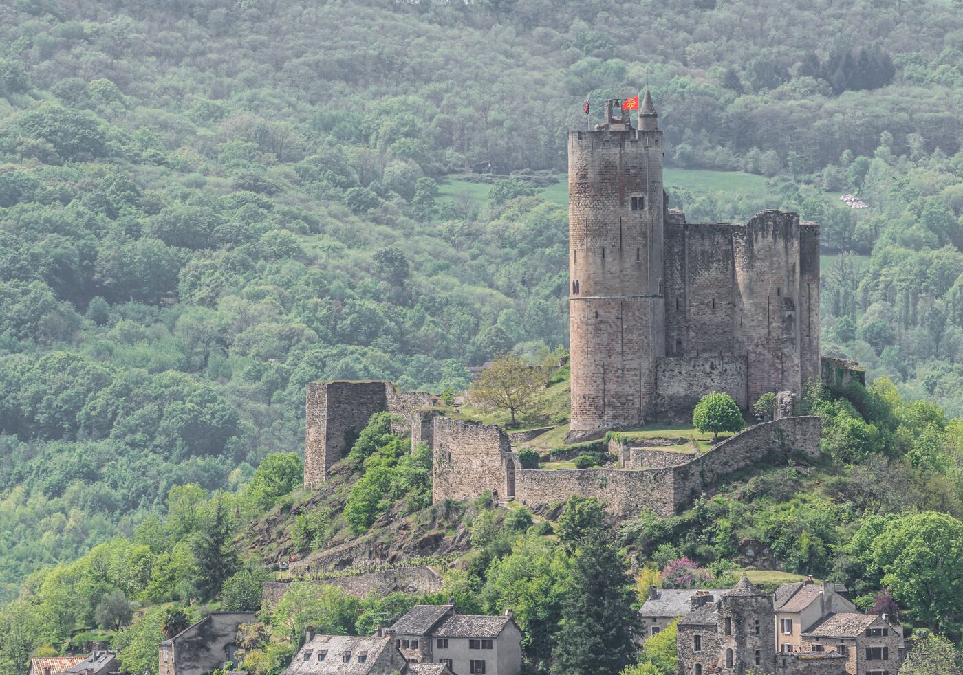 La forteresse royale de Najac dominant le village aveyronnais