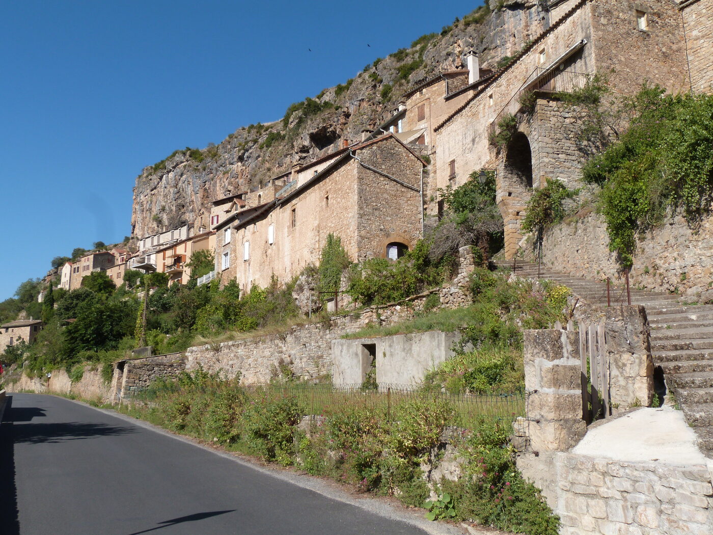 Le village troglodyte de Peyre accroche a sa falaise de tuf