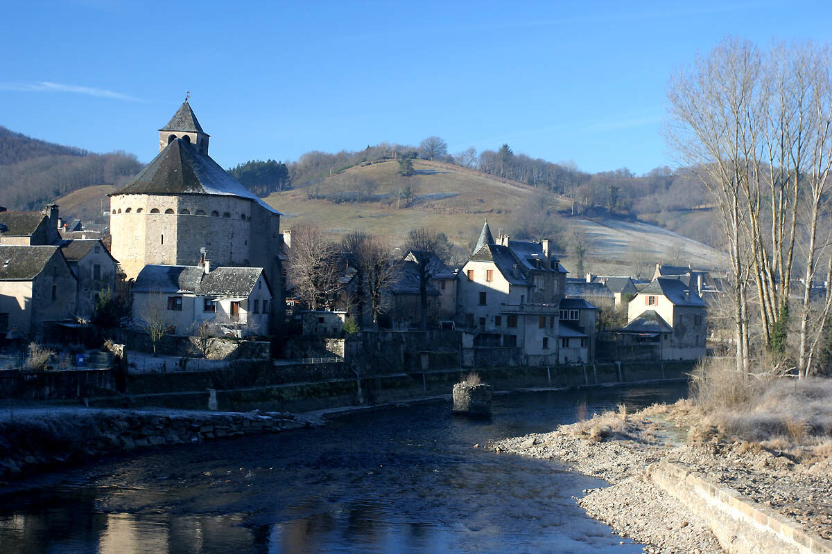 Le village de Sainte-Eulalie-d'Olt au bord du Lot